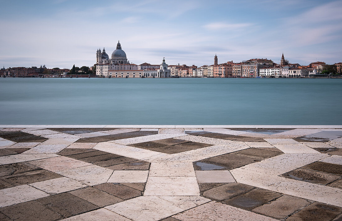 Blick auf San Maria della Salute von San Gorgio Maggiore aus, Lagune von Venedig, Venezien, Italien, Europa