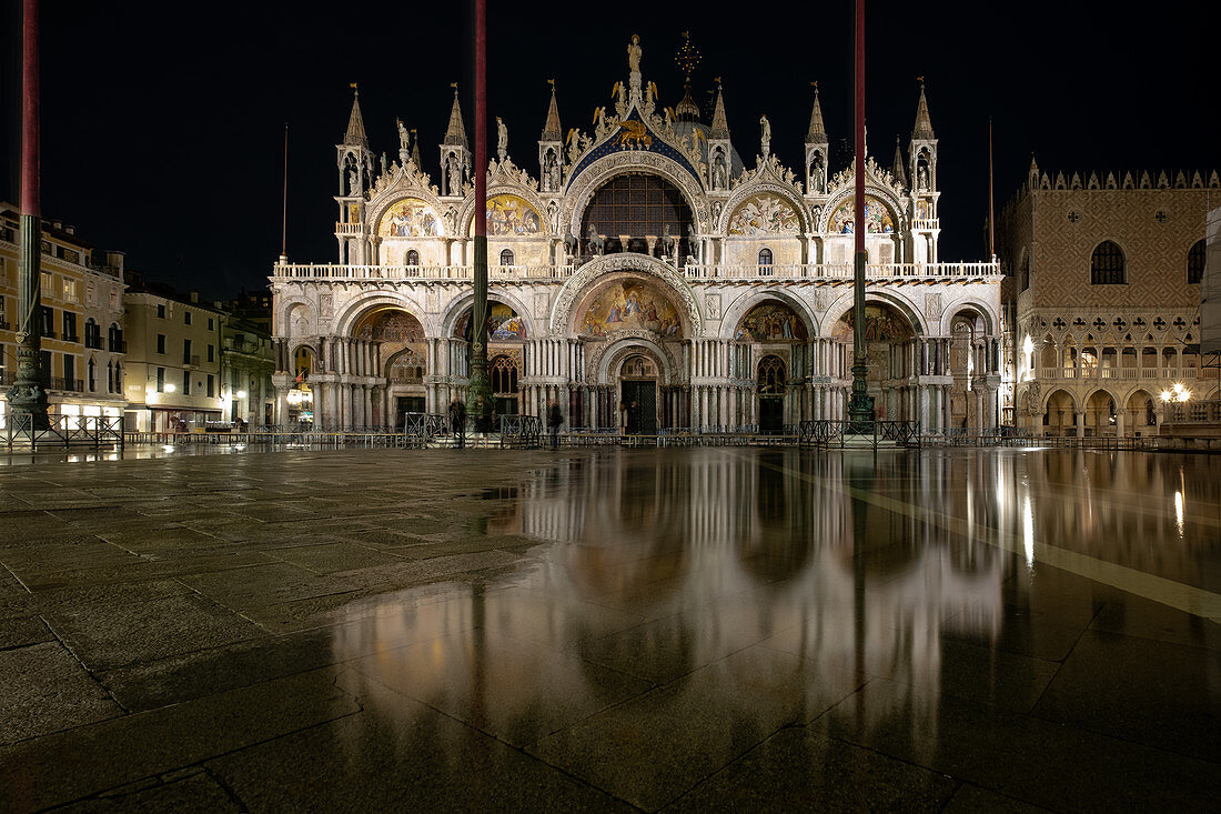 Blick auf den Markusdom bei Nacht, Acqua Alta, Basilica San Marco, Markusplatz, Piazza San Marco, Venedig, Venetien, Italien, Europa