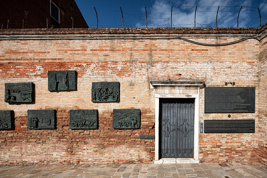 Blick auf das Holocaust-Mahnmal eine Mauer im Campo de Ghetto Novo in sestiere Cannaregio, Venedig, Venetien, Italien, Europa