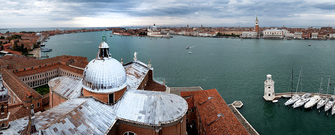 Panorama Blick vom Campanile über Kuppel der Basilika San Giorgio Maggiore auf die Lagune von Venedig, Venezien, Italien, Europa