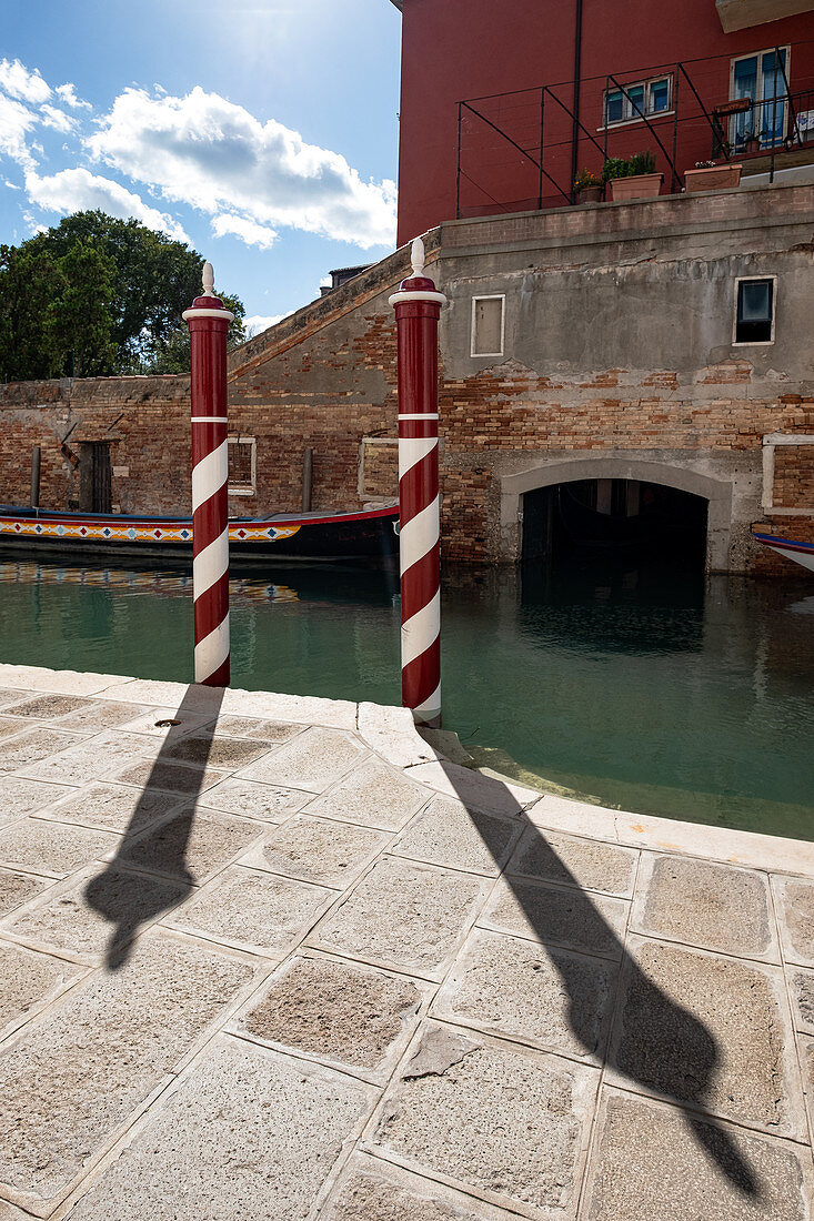 Blick auf die Typischen venezianischen Pfähle entlang eines Kanal in Cannaregio, Venedig, Venetien, Italien, Europa