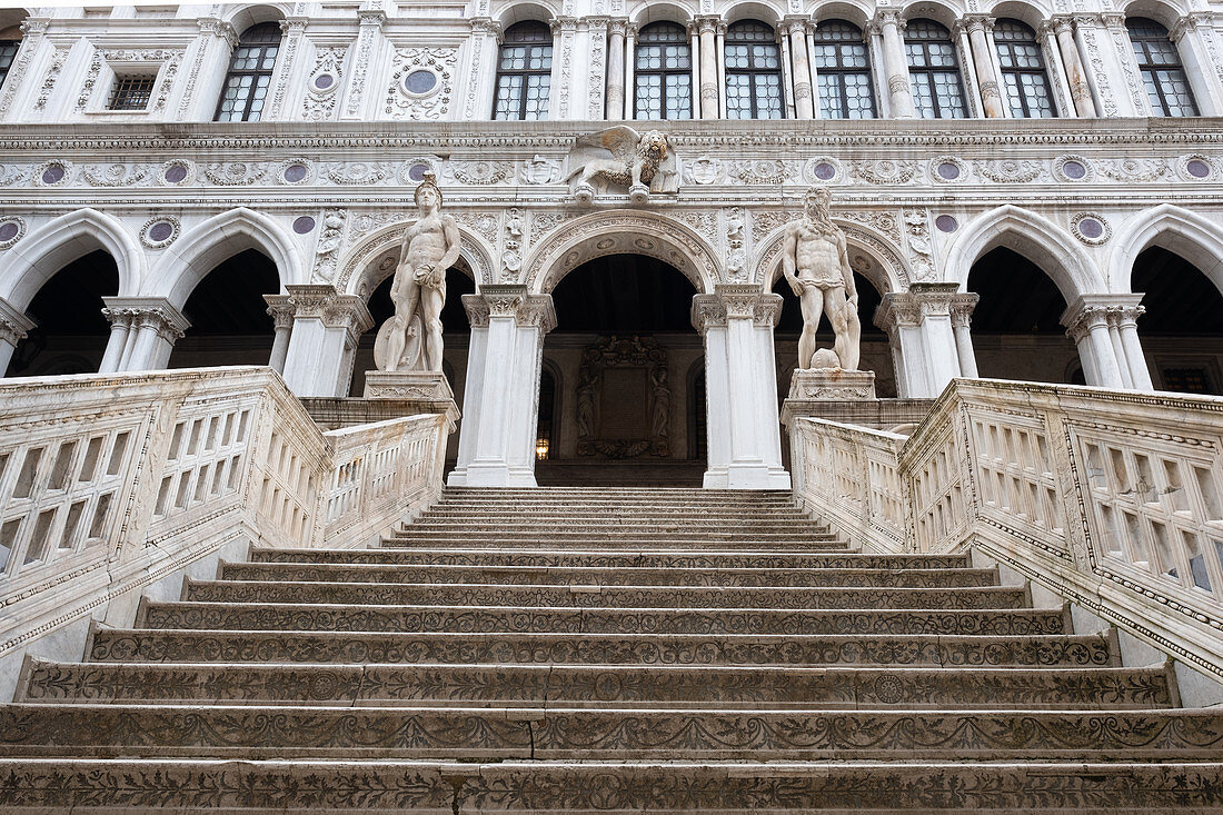 Blick auf die Riesen Treppe im Innenhof vom Dogenpalast, Palazzo Ducale, san Marco, Venedig, Venetien, Italien, Europa