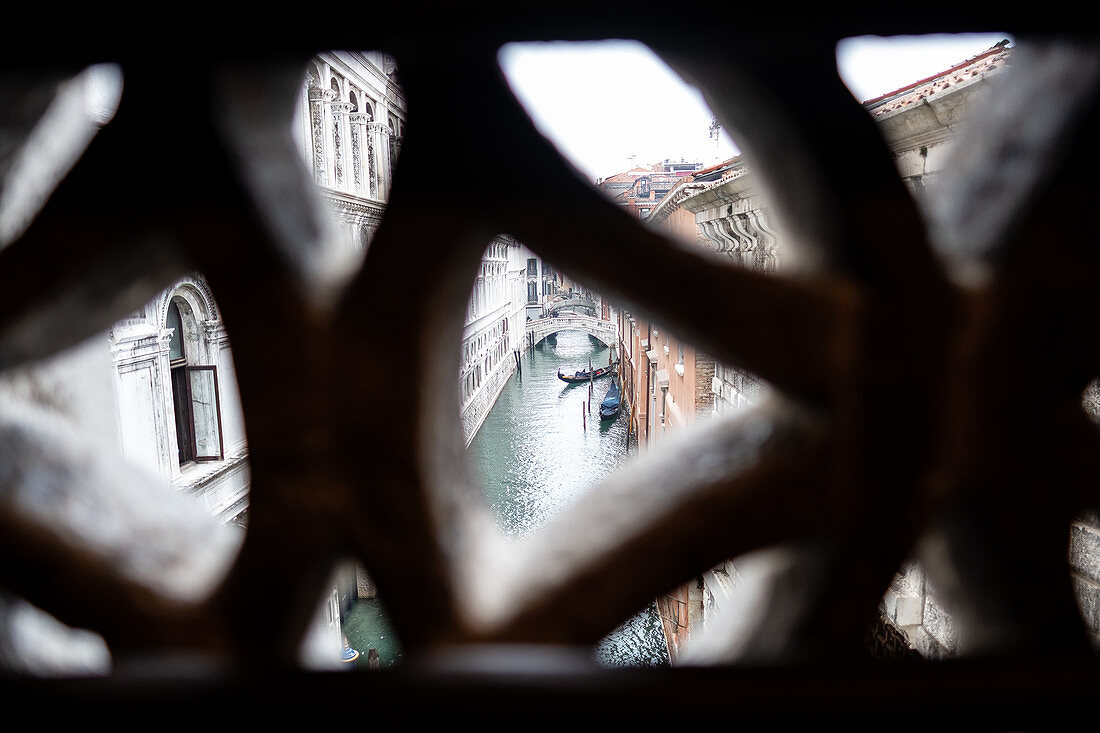 Blick von der Seufzerbrücke in die Sadt auf dem Weg vom Dogenpalast ins Gefängnis, Palazzo Ducale, san Marco, Venedig, Venetien, Italien, Europa