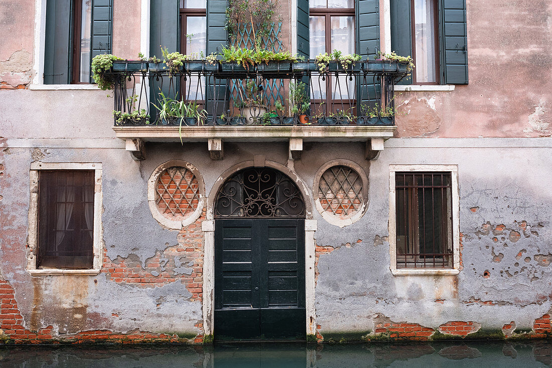 Blick auf eine Torpforte mit Balkon an einem Kanal in san Marco, Venedig, Venetien, Italien, Europa