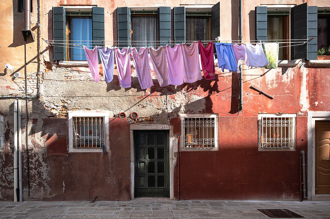 Blick auf eine Hausfassade mit Wäscheleine in Cannaregio, Venedig, Venetien, Italien, Europa