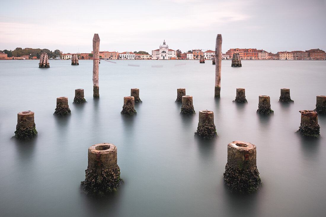 Blick über die Lagune auf die Kirche Le Zitelle auf Giudecca, Venedig, Venetien, Italien, Europa