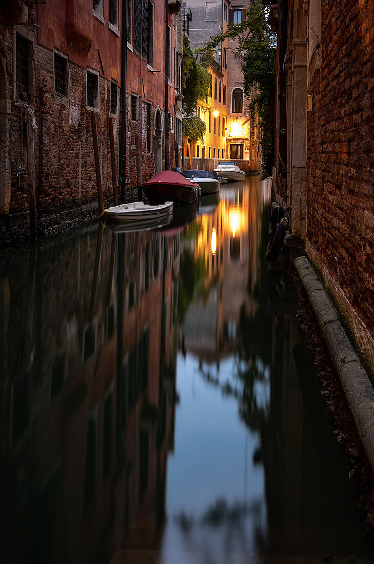 Blick auf einen kleinen Kanal mit Booten am Abend in San Marco, Venedig, Venetien, Italien, Europa