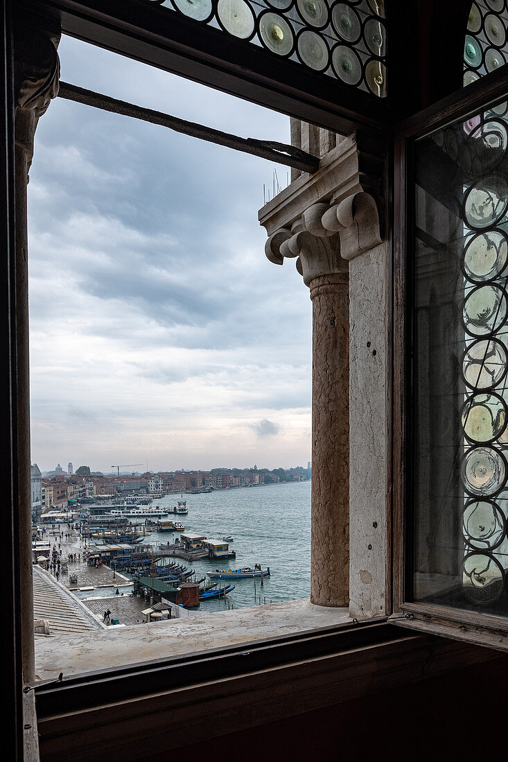 Blick aus dem Fenster des Dogenpalast auf die Lagune von Venedig , Palazzo Ducale, san Marco, Venedig, Venetien, Italien, Europa