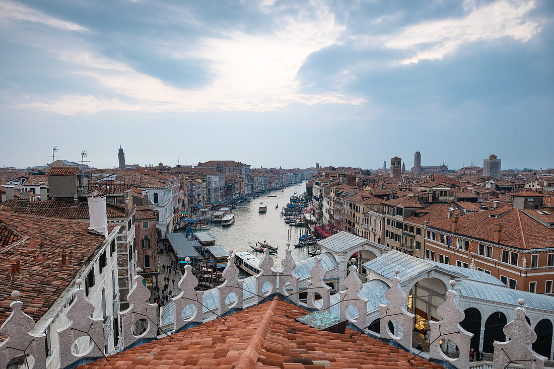 Blick auf den Canale Grande mit der Rialto Brücke, San Marco, Venedig, Venetien, Italien, Europa
