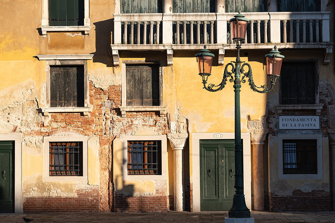 Detailaufnahme von einer Hausfassade entlang des Canale Grande, Venedig, Venetien, Italien, Europa