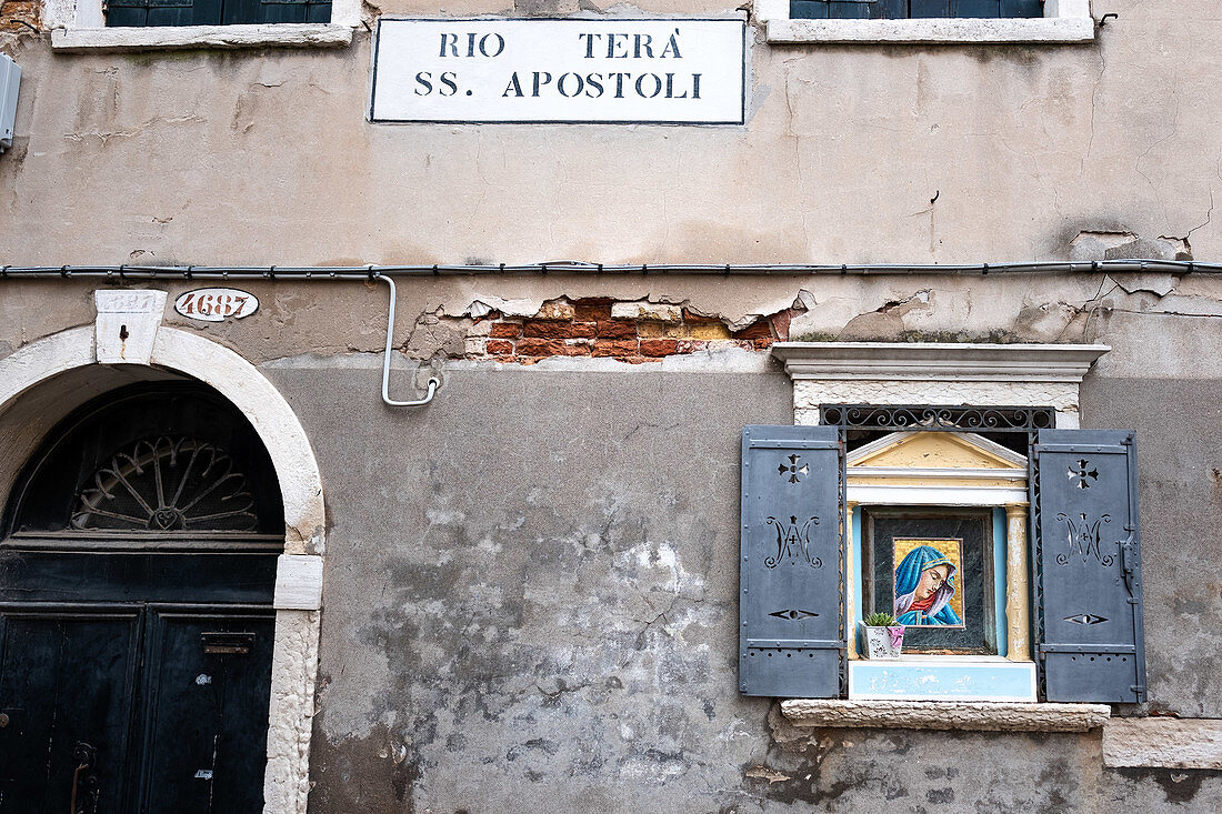 Blick auf eine Fassade mit Madonna Schrein, Venedig, Venetien, Italien, Europa