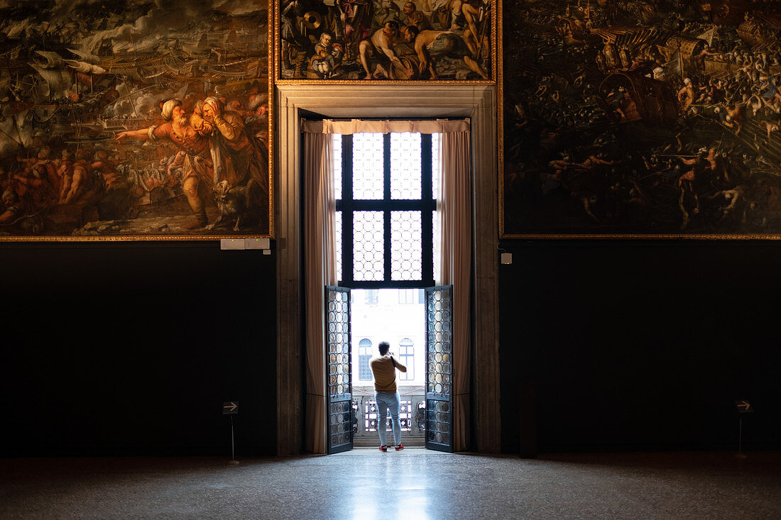 Blick auf ein Fenster umringt von Gemälden in der Kammer des Großen Rates, Palazzo Ducale, san Marco, Venedig, Venetien, Italien, Europa