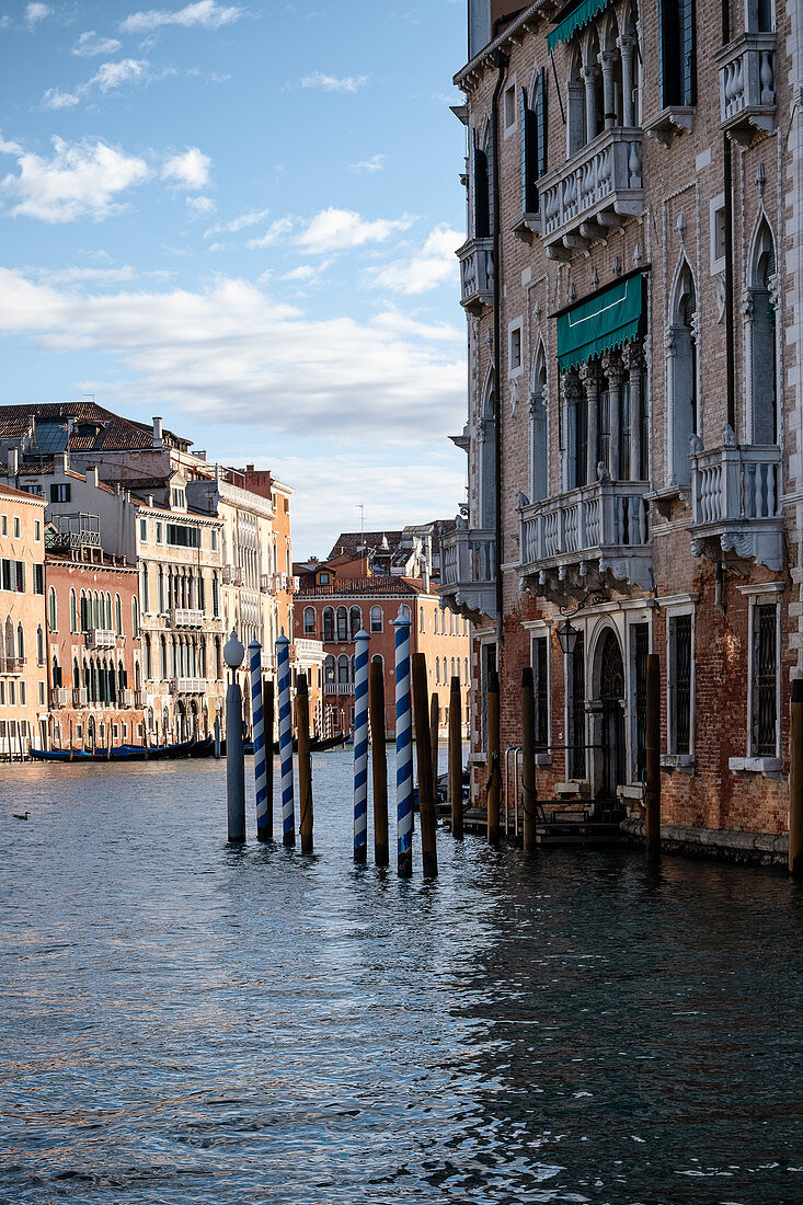 Blick auf die Hausfassade der Palazzo entlang des Canale Grande, Venedig, Venetien, Italien, Europa