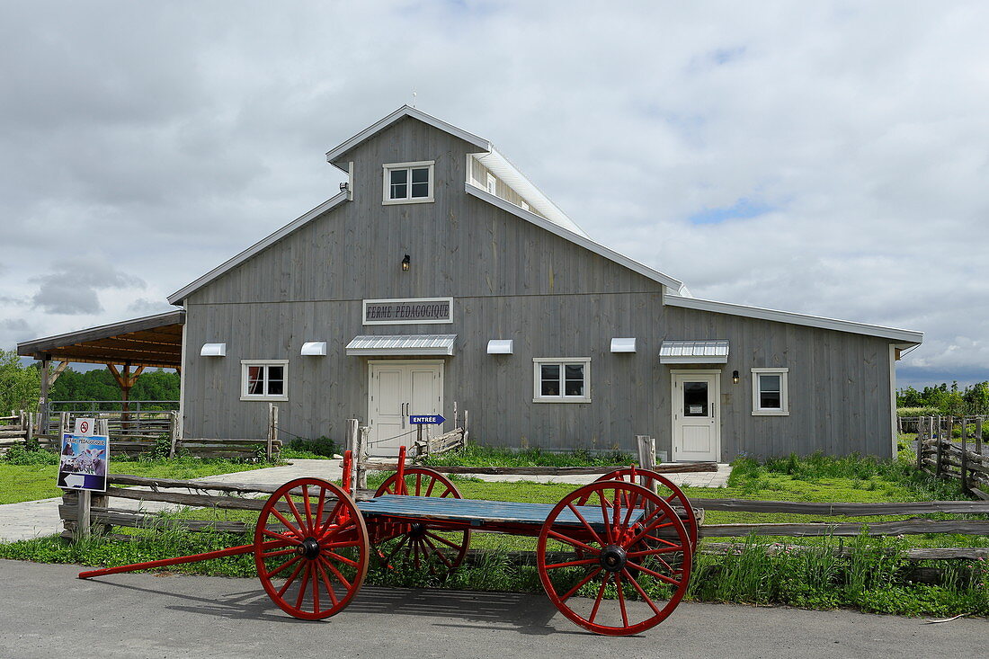 Graue Farm mit altem Fuhrwagen, Quebec, Kanada