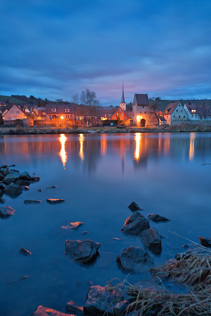 Blaue Stunde am Main, Frickenhausen, Ochsenfurt, Würzburg, Unterfranken, Franken, Bayern, Deutschland, Europa