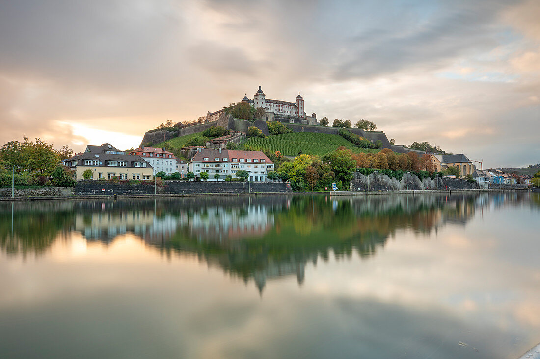 Die Festung Marienberg in Würzburg zum Sonnenuntergang, Unterfranken, Franken, Bayern, Deutschland, Europa