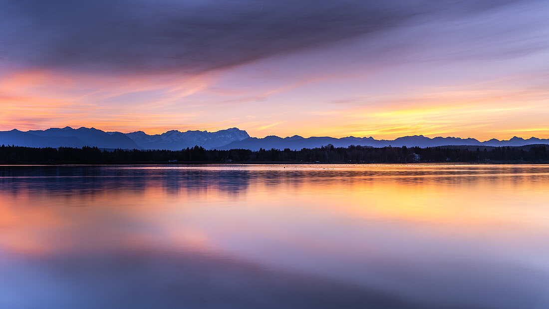 Starnberger See bei Sonnenuntergang mit Blick auf die Berge, St. Heinrich, Bayern, Deutschland