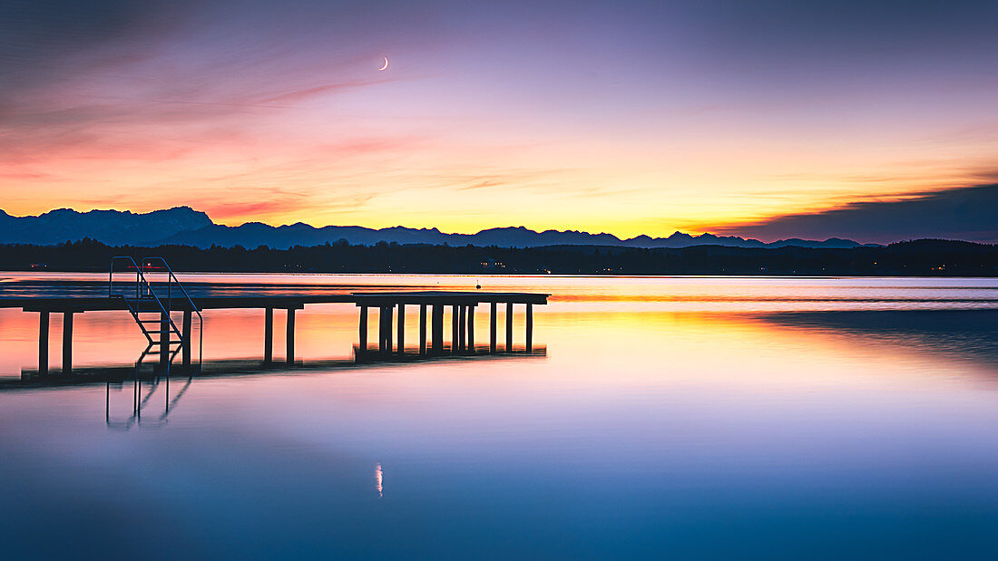 Steg am Starnberger See bei Sonnenuntergang  mit Blick auf die Berge, St. Heinrich, Bayern, Deutschland