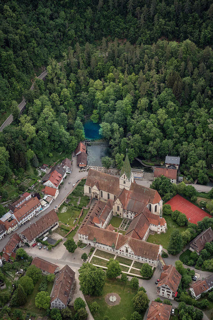 Luftaufnahme von Blautopf, Kloster und Altstadt von Blaubeuren, Alb-Donau Kreis, Baden-Württemberg, Deutschland