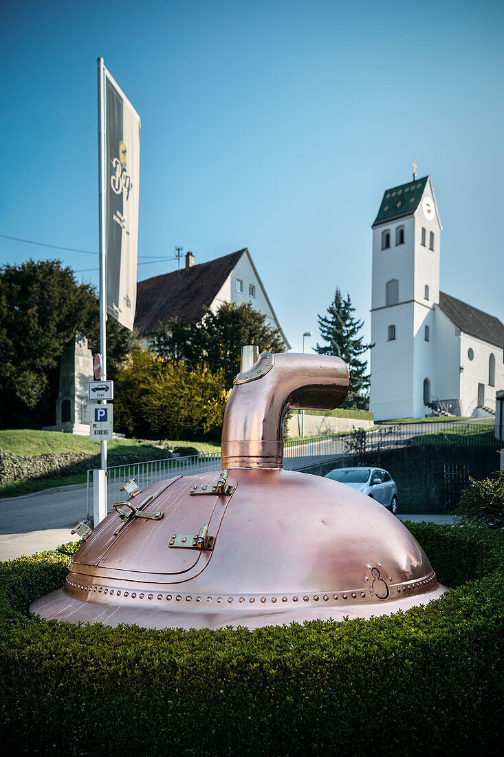 Bierkessel vor Berg Brauerei, St Ulrich Kapelle im Hintergrund, Ehingen, Donau, Alb-Donau Kreis, Baden-Württemberg, Deutschland