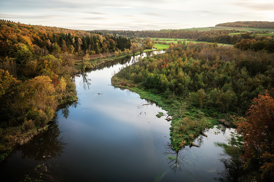 die Braunsel mündet bei Rechtenstein in die Donau, Blick vom Hochwartfelsen, Alb-Donau Kreis, Schwäbische Alb, Baden-Württemberg, Deutschland