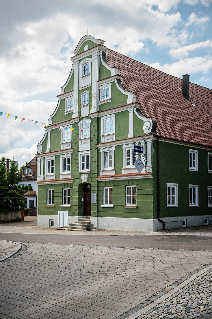 grünes Jugendstil Haus in Gundelfingen an der Donau, Landkreis Dillingen, Bayern, Deutschland