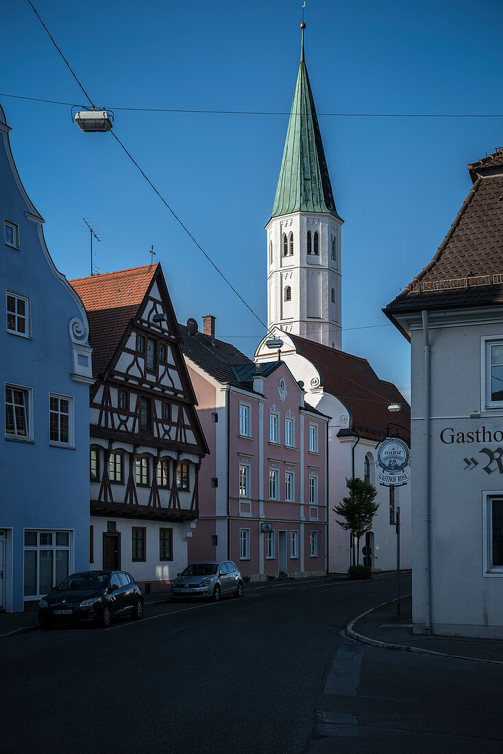 historische Häuser und Kirchturm von St Andreas, Lauingen, Landkreis Dillingen, Bayern, Donau, Deutschland