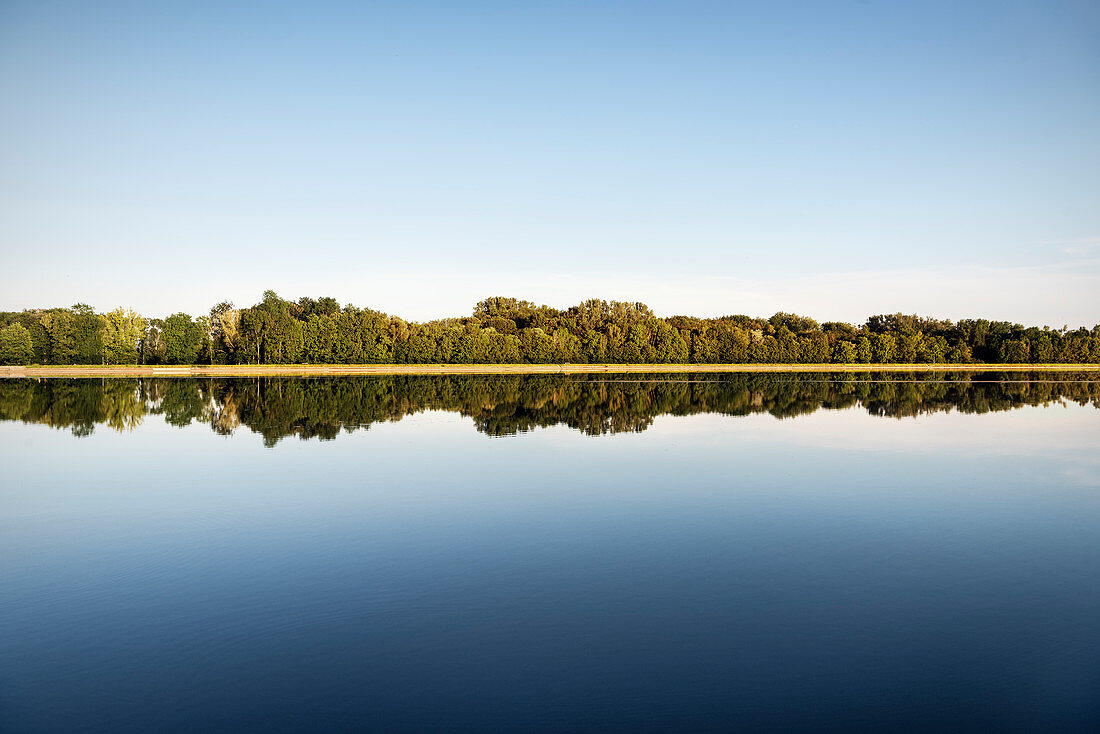 begradigte Donau bei Lauingen, Landkreis Dillingen, Bayern, Deutschland