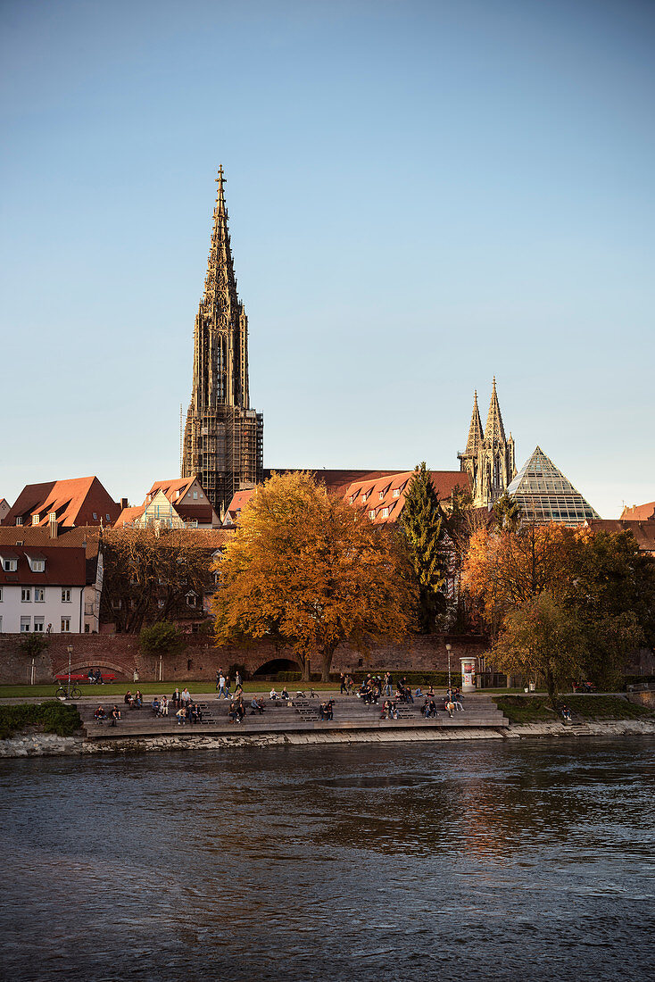 Blick von Neu-Ulm über die Donau hin zum Ulmer Münster, Ulm, Schwäbische Alb, Baden-Württemberg, Deutschland