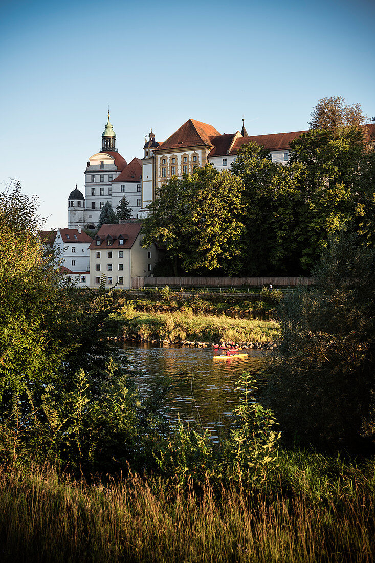 Blick über Donau zur Altstadt mit Schloss, Neuburg an der Donau, Landkreis Neuburg-Schrobenhausen, Bayern, Deutschland