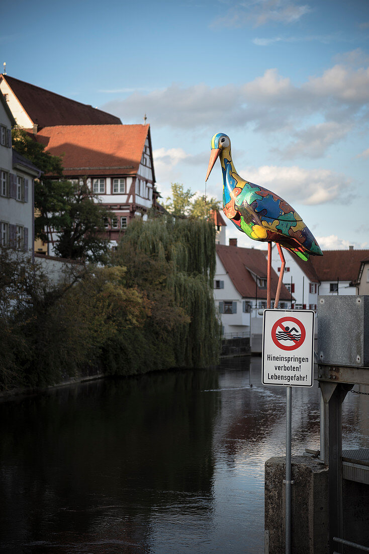 bunter Storch (Skulptur) in Riedlingen, Landkreis Biberach, Baden-Württemberg, Donau, Deutschland