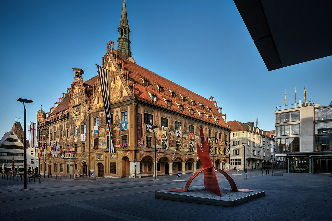 Ulmer Rathaus festlich dekoriert zum Schwörmontag, Skulptur von Keith Harring, Ulm, Donau, Schwäbische Alb, Baden-Württemberg, Deutschland
