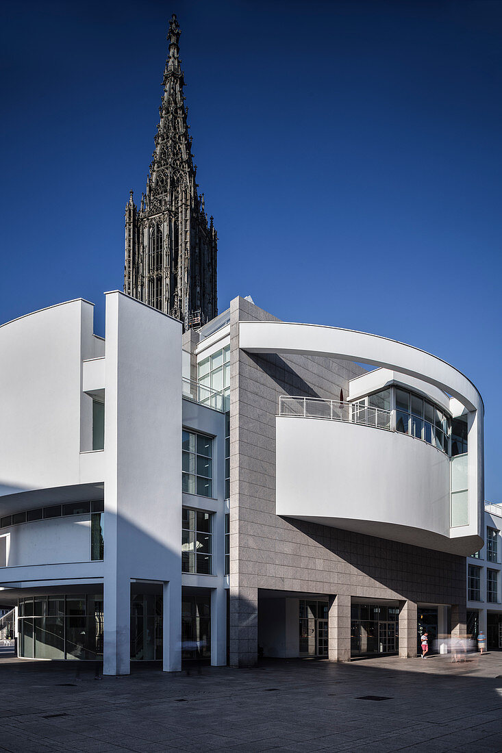 modernes Stadthaus von Richard Meier und gotisches Ulmer Münster, Ulm, Donau, Schwäbische Alb, Baden-Württemberg, Deutschland