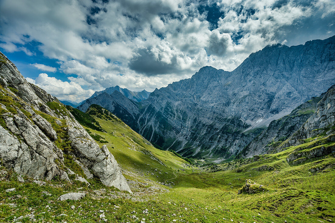 Abstieg von der Torscharte und das Tortal im Blick, Hinterriß, Karwendel, Tirol, Österreich, Europa