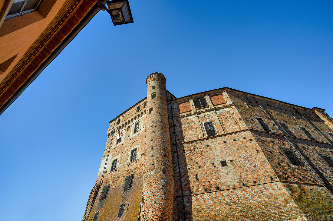 Blick hoch zum Castello di Roddi, Roddi, Provinz Cuneo, Piemont, Italien, Europa