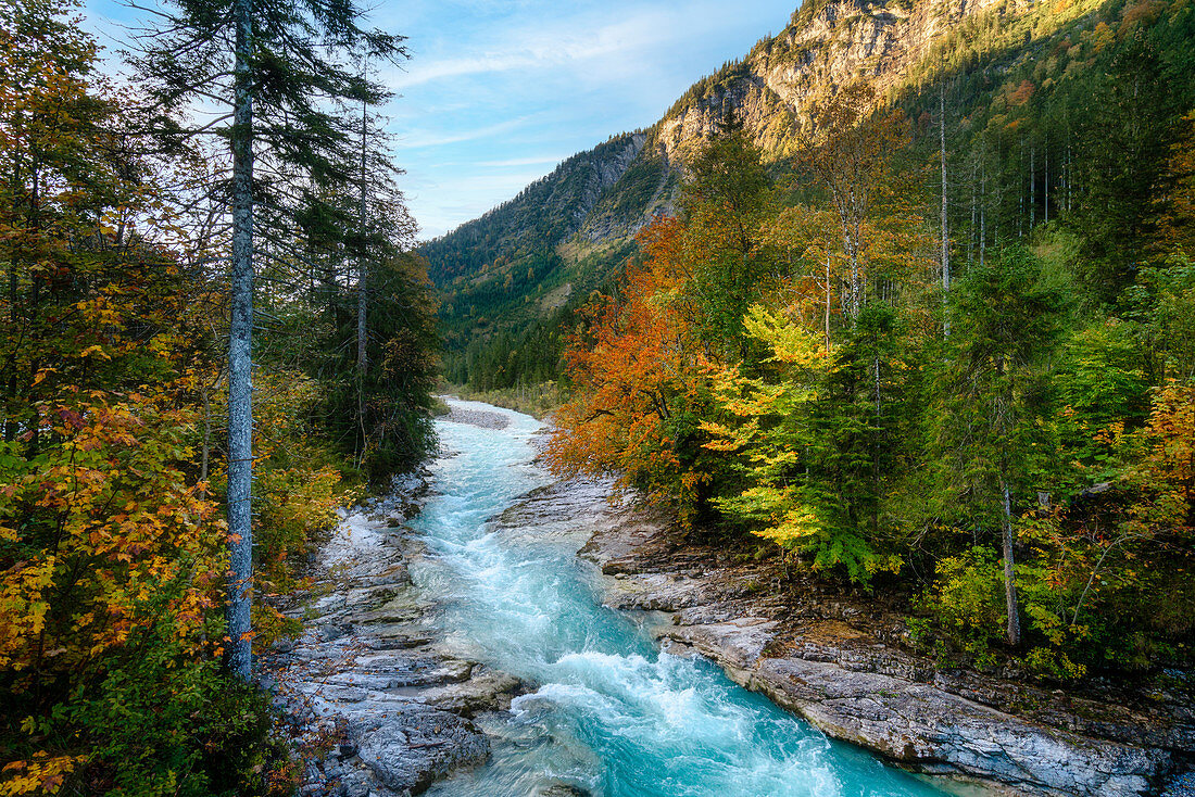 Der Fluss Rißbach im Herbst im Karwendel, Hinterriss, Tirol, Österreich, Europa