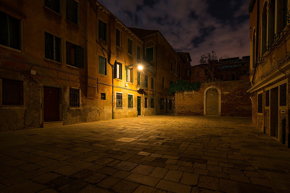 Venezianischer Platz bei Nacht, Venedig, Venetien, Italien, Europa