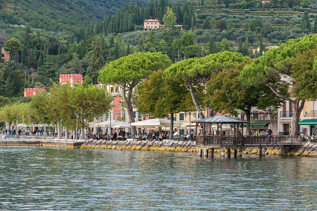 Die Strandpromenade der Stadt Garda, Gardasee, Provinz Verona, Italien 