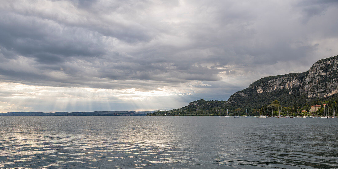 Bewölkter Himmel bei Garda, Gardasee, Provinz Verona, Italien