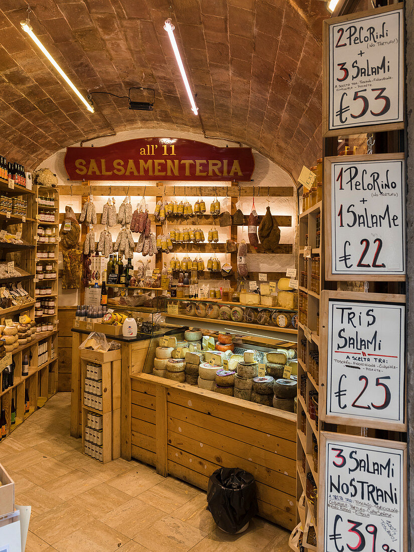 Kleines Lebensmittelgeschäft in San Gimignano, Provinz Siena, Toskana, Italien