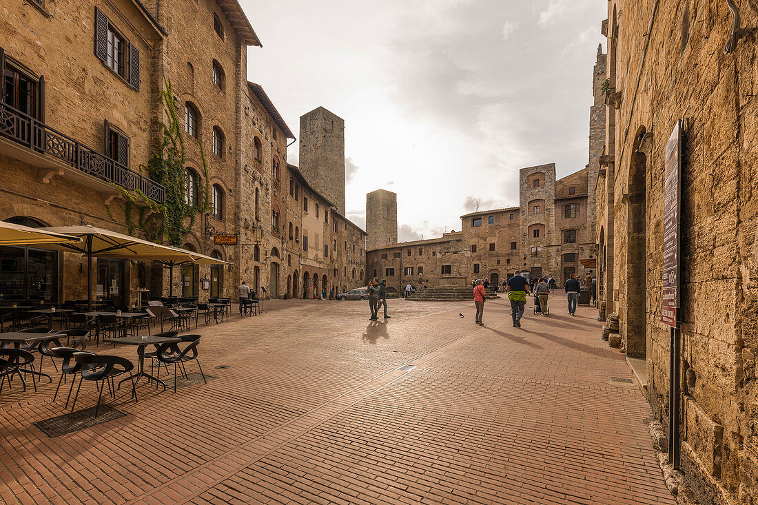 Piazza della Cisterna, San Gimignano, Provinz Siena, Toskana, Italien 