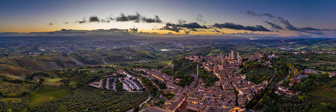 Sonnenaufgang über San Gimignano aus der Vogelperspektive, Provinz Siena, Toskana, Italien