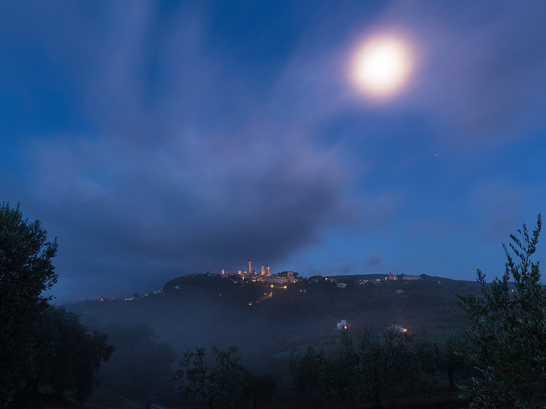 San Gimignano in der blauen Stunde, Provinz Siena, Toskana, Italien 