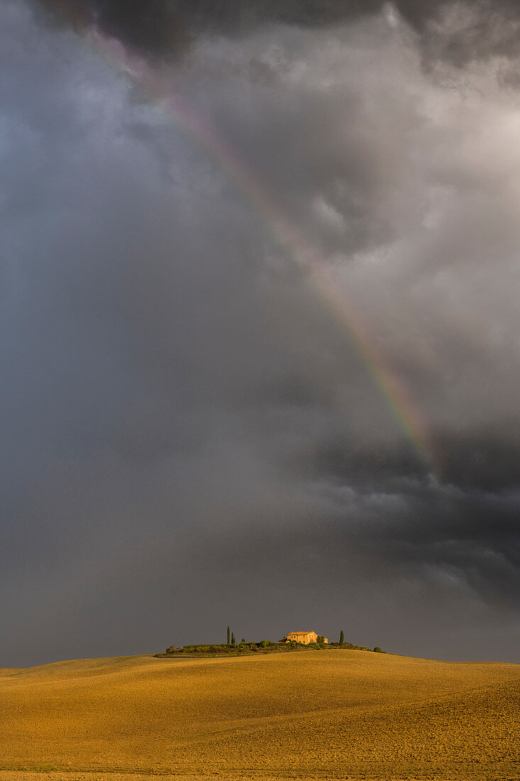 Regenbogen und Gewitterstimmung im Val d'Orcia, Toskana, Italien 