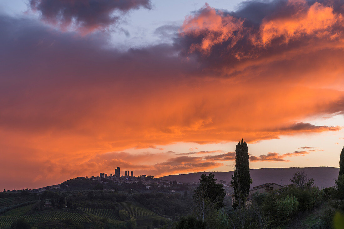 San Gimignano im Sonnenuntergang, Provinz Siena, Toskana, Italien 