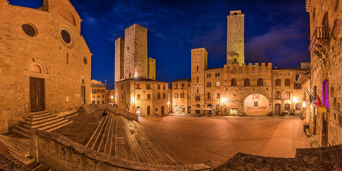 Abendstimmung am Piazza della Duomo, San Gimignano, Provinz Siena, Toskana, Italien