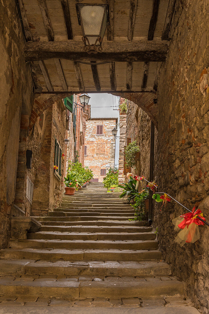 Steile Treppe in Lucignano, Provinz Arezzo, Toskana, Italien 