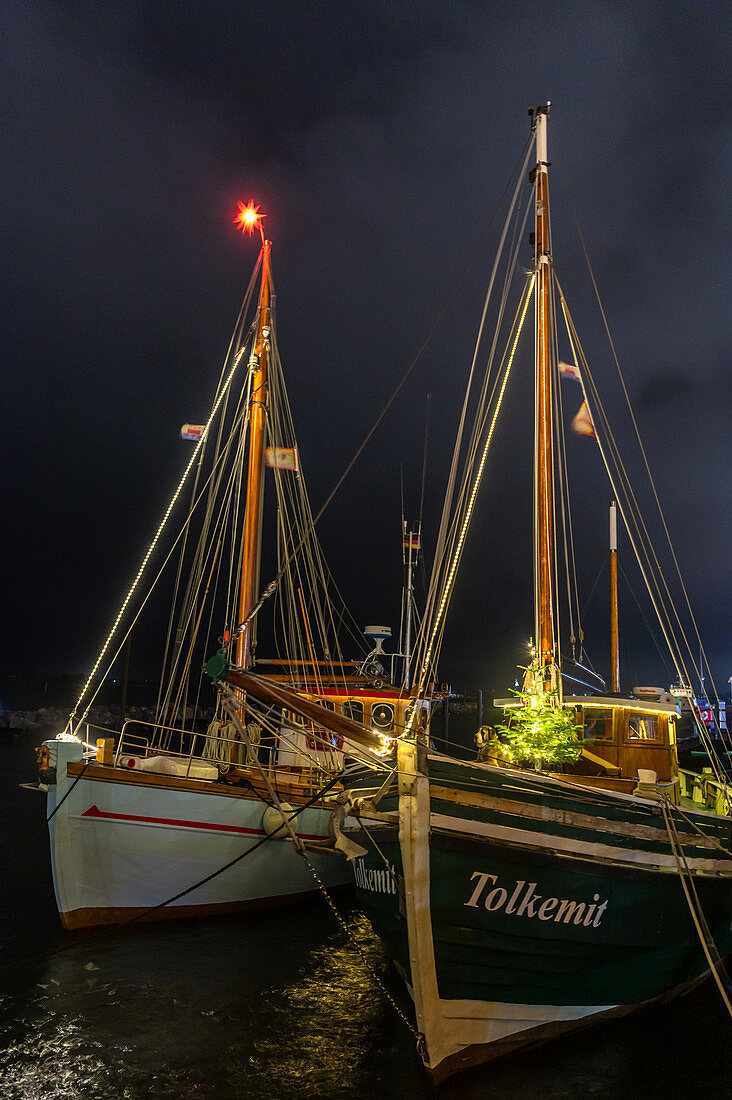 Traditionssegler im Museumshafen von Heiligenhafen zur Weihnachtszeit, Ostsee, Ostholstein, Schleswig-Holstein, Deutschland