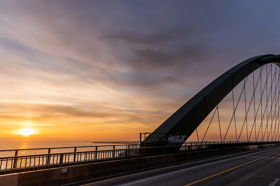 Blick von der Fehmarnsundbrücke in den Sonnenaufgang, Fehmarn, Grossenbrode, Ostholstein, Schleswig-Holstein, Deutschland