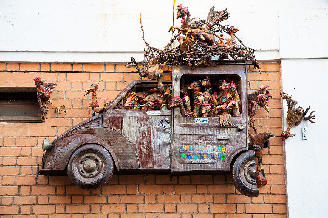 Originelle Fassadendekoration, Auto, besetzt mit Hühnern, Kunstwerk, Hauptstadt Antananarivo, Madagaskar, Afrika